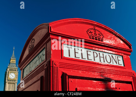 Une boîte de téléphone rouge avec Big Ben en arrière-plan. Banque D'Images