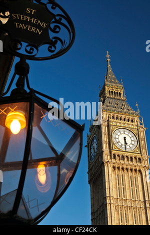 Une lanterne à l'extérieur de St Stephen's Tavern en face de Big Ben. Banque D'Images