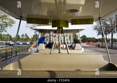 L'intérieur d'un stationnement au tramway, le royaume magique de Walt Disney World Resort, Floride, Février 2012 Banque D'Images