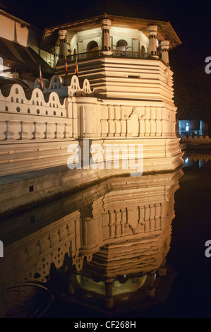 Allumé en sanctuaire bouddhiste le Temple de la dent relique sacrée (Dalada Maligawa) dans la région de Kandy, Sri Lanka Banque D'Images