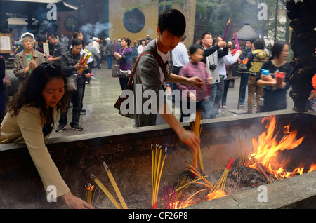 Les gens de prier pour les bénédictions de placer d'encens à la ling yin temple bouddhiste hangzhou china Banque D'Images