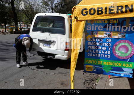 Un mécanicien teste les émissions d'échappement d'un minibus pendant la semaine de l'air pur (une campagne visant à réduire la pollution atmosphérique), la Paz, Bolivie Banque D'Images