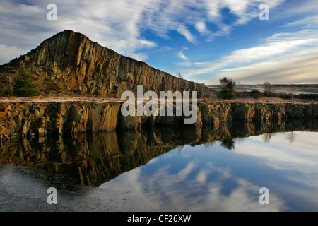 Une vue d'hiver de la Grande Whin Sill à Cawfields près de la ville de Brampton. Banque D'Images