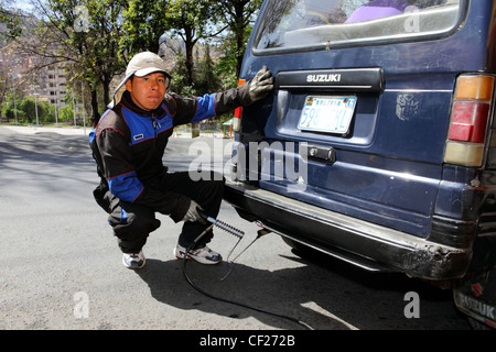 Un mécanicien teste les émissions d'échappement d'un minibus pendant la semaine de l'air pur (une campagne visant à réduire la pollution atmosphérique), la Paz, Bolivie Banque D'Images