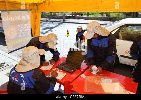 Notant les résultats des tests d'émissions d'échappement d'un véhicule lors d'une semaine de l'air pur , La Paz , Bolivie Banque D'Images