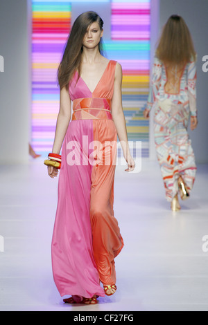 Pucci Milan Prêt à Porter Printemps Été Brunette model avec de longs cheveux droits portant une combinaison orange et rose ceinture Banque D'Images