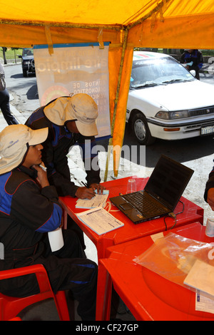 Notant les résultats des tests d'émissions d'échappement d'un véhicule lors d'une semaine de l'air pur , La Paz , Bolivie Banque D'Images