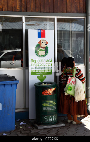 Au poste de contrôle frontalier de bac pour le dépôt de tous les produits frais non déclarée aux douanes pour destruction , Bolivie / Chili border Banque D'Images