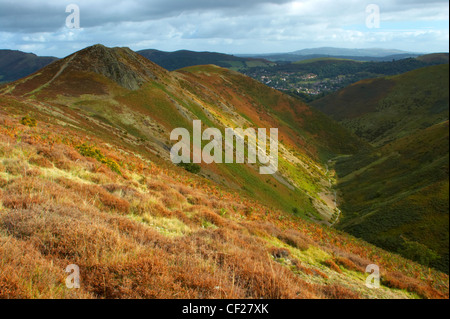 Vue depuis le Long Mynd au début de l'automne à l'ensemble de l'étendue verte et rouge de cette randonnée populaire et deltaplane plateau. Banque D'Images