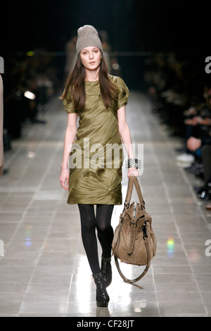 Burberry Prorsum Prêt-à-Porter Automne Hiver roumaine Irina Lazareanu modèle canadien d'olive ruched porter robe courte, Banque D'Images