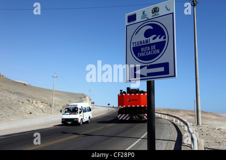 Parcours d'évacuation Tsunami signer dans la langue espagnole sur la route près de bit , Pérou Banque D'Images