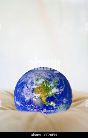 Globe assis sur un coussin Banque D'Images