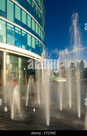 Les fontaines d'eau près de l'Hôtel de Ville et le 'plus' de Londres le développement sur la rive sud de la Tamise, à vers la terre Banque D'Images