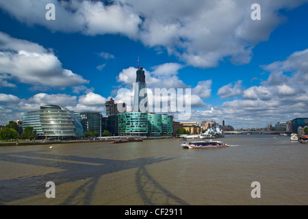 Vue depuis le Tower Bridge sur la Tamise vers l'hôtel de ville et la construction de l'écharde dans le quartier de London Bridge. Le S Banque D'Images