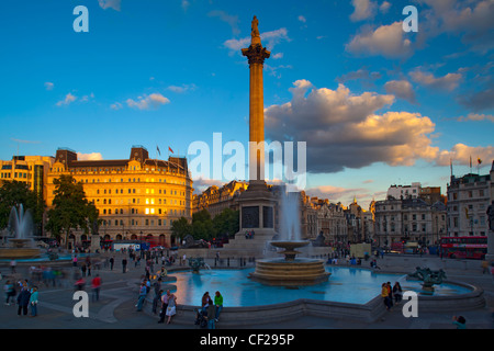 La colonne Nelson et fontaines de Trafalgar Square, Londres comme l'une des destinations touristiques les plus populaires. Banque D'Images