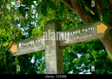 Le Thames Path panneau. Le Thames Path est un sentier national qui a été ouvert en 1996 et est d'environ 184 miles de long. Banque D'Images