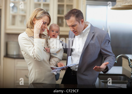 Mari et femme avec bébé soulignant Plus de factures du ménage ; Jordan Ontario Canada Banque D'Images