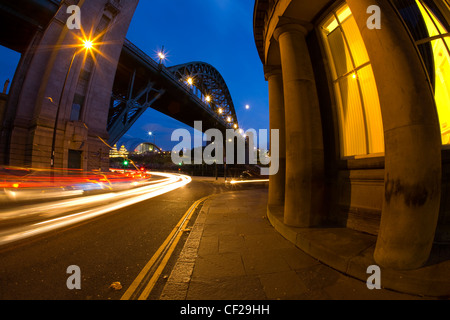 L'heure de pointe près de le pont Tyne et le Guildhall. Banque D'Images