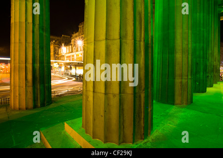 Façade illuminée de la Royal Scottish Academy sur l'animation de Princes Street à Edimbourg. Banque D'Images