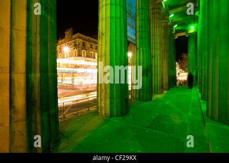 Façade illuminée de la Royal Scottish Academy sur l'animation de Princes Street à Edimbourg. Banque D'Images