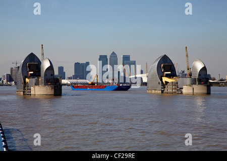 Vue sur la tamise de la Thames Barrier, O2 et gratte-ciel à Canary Wharf. Banque D'Images