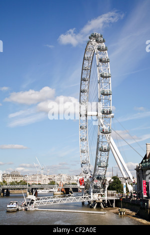 À l'Est vers l'Oeil de Londres sur la Tamise. Banque D'Images