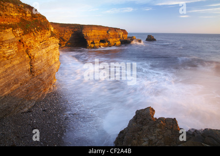 Tôt le matin, allume le fracas des vagues de la mer du Nord, près de cap Lizard et Marsden Bay. Banque D'Images