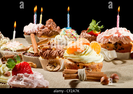 Muffins à la crème, fruits et noix Banque D'Images
