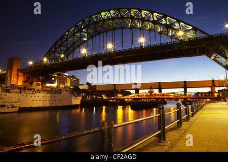 La célèbre Rivière Tyne Tyne Bridge et dans la ville de Newcastle upon Tyne. Banque D'Images