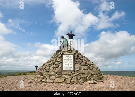 Adolescents assis sur Dunkery Beacon, le sommet de Dunkery Hill et le point le plus élevé de Exmoor et dans le Somerset. Banque D'Images