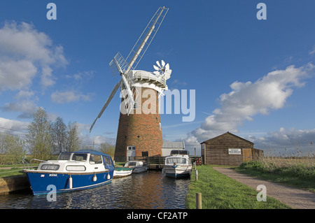 Cabin bateaux amarrés par Horsey Bazin sur les Norfolk Broads. Banque D'Images