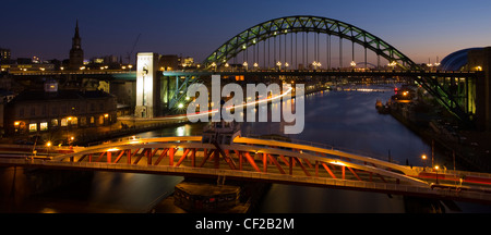 Vue panoramique de la rivière Tyne et Tyne Bridge avec le pont tournant au premier plan. Banque D'Images