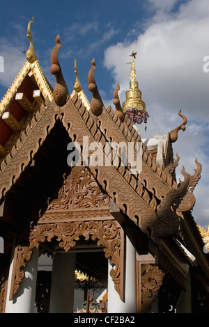 Une belle Pagode avec une façade en bois sculpté est exposée à un temple bouddhiste à Chiang Rai, Thaïlande. Banque D'Images