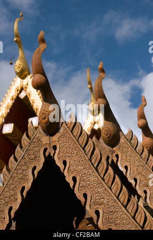 Une belle Pagode avec une façade en bois sculpté est exposée à un temple bouddhiste à Chiang Rai, Thaïlande. Banque D'Images