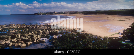 En regardant vers le sud sur un milieu de l'été à travers l'exploitation des sables bitumineux vers le long de Tynemouth Priory, château et l'embouchure de la Tyne. Recentl Banque D'Images