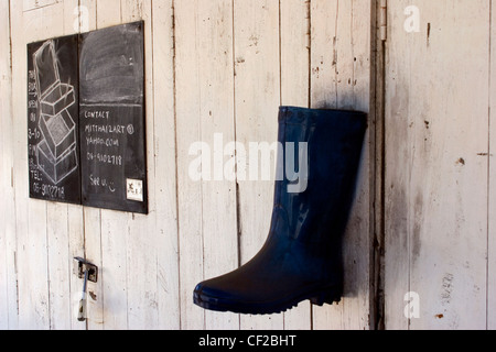 Un travail en caoutchouc soufflet est accrochée à un mur en bois dans un magasin à Pai, Thaïlande. Banque D'Images