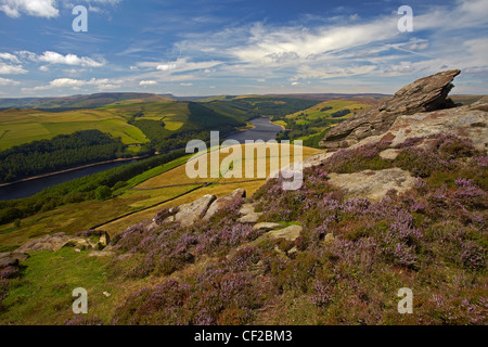 Vue de Ladybower Reservoir dans la haute vallée de la Derwent Derwent Edge dans le parc national de Peak District. Banque D'Images