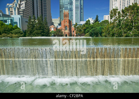 Terrasse Fontaine à Yerba Buena Gardens et St Patrick's Church Dans l'arrière-plan ; San Francisco California USA Banque D'Images