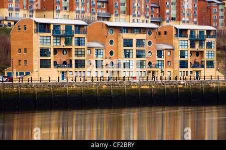 Nouveaux appartements et penthouses construit sur le Newcastle Quayside, reflétée dans les eaux calmes de la rivière Tyne. Banque D'Images