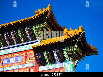 Détail de l'art chinois et de conception sur le passage de Chinois qui annonce l'entrée dans le China Town de Newcastle. Banque D'Images