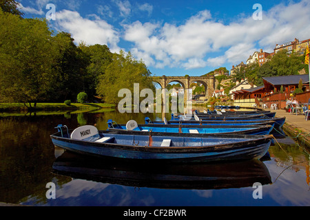 Location de bateaux à rames sur la rivière Nidd à Knaresborough. Banque D'Images