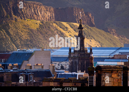 Vue sur la vieille ville située à côté de l'ancien volcan connu sous le nom d'Arthurs Seat. Banque D'Images