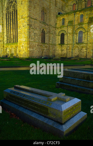 Pierre tombale commémorative dans le parc de la cathédrale de Durham. Banque D'Images