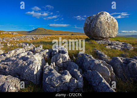 Voir d'Ingleborough, la deuxième plus haute montagne dans le Yorkshire Dales et l'un des trois pics de Yorkshire, Twistleton S Banque D'Images