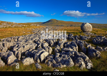 Voir d'Ingleborough, la deuxième plus haute montagne dans le Yorkshire Dales et l'un des trois pics de Yorkshire, Twistleton S Banque D'Images