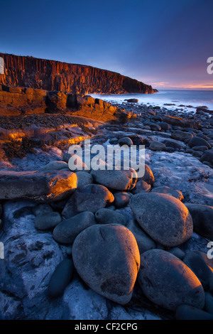 Aube lumière éclaire la rive rocheuse de Cullernose Point, près du village de Craster sur le Littoral du patrimoine de Northumberland Banque D'Images