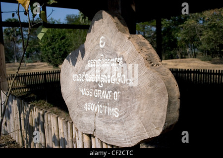 Un moignon de bois marque un charnier au Killing Fields Museum à Phnom Penh, Cambodge. Banque D'Images