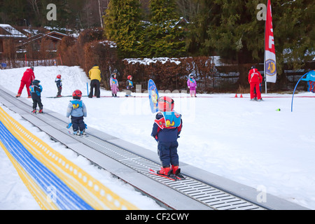 CHAMONIX-MONT-BLANC - Janvier 07 : étude des moniteurs de ski jeunes skieurs dans les enfants, école de ski, 07 janvier 2011 à Chamonix Banque D'Images