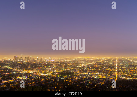 Vue de Los Angeles skyline de Griffith Observatory au crépuscule. Banque D'Images