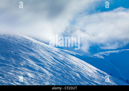 Tempête de compensation révèle les caractéristiques des montagnes de Strathconon. Banque D'Images